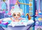 Bañar a la bebé Elsa