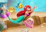 Ariel berenang di lautan
