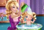Prinzessin Barbie dem Baby ein Bad