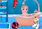 Baño veraniego para la bebé de Frozen