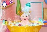 De baby neemt de eerste bad